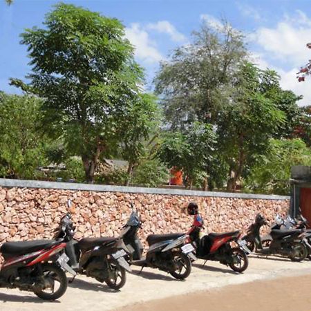 Lombok Holiday Hotel Kuta  Exterior photo