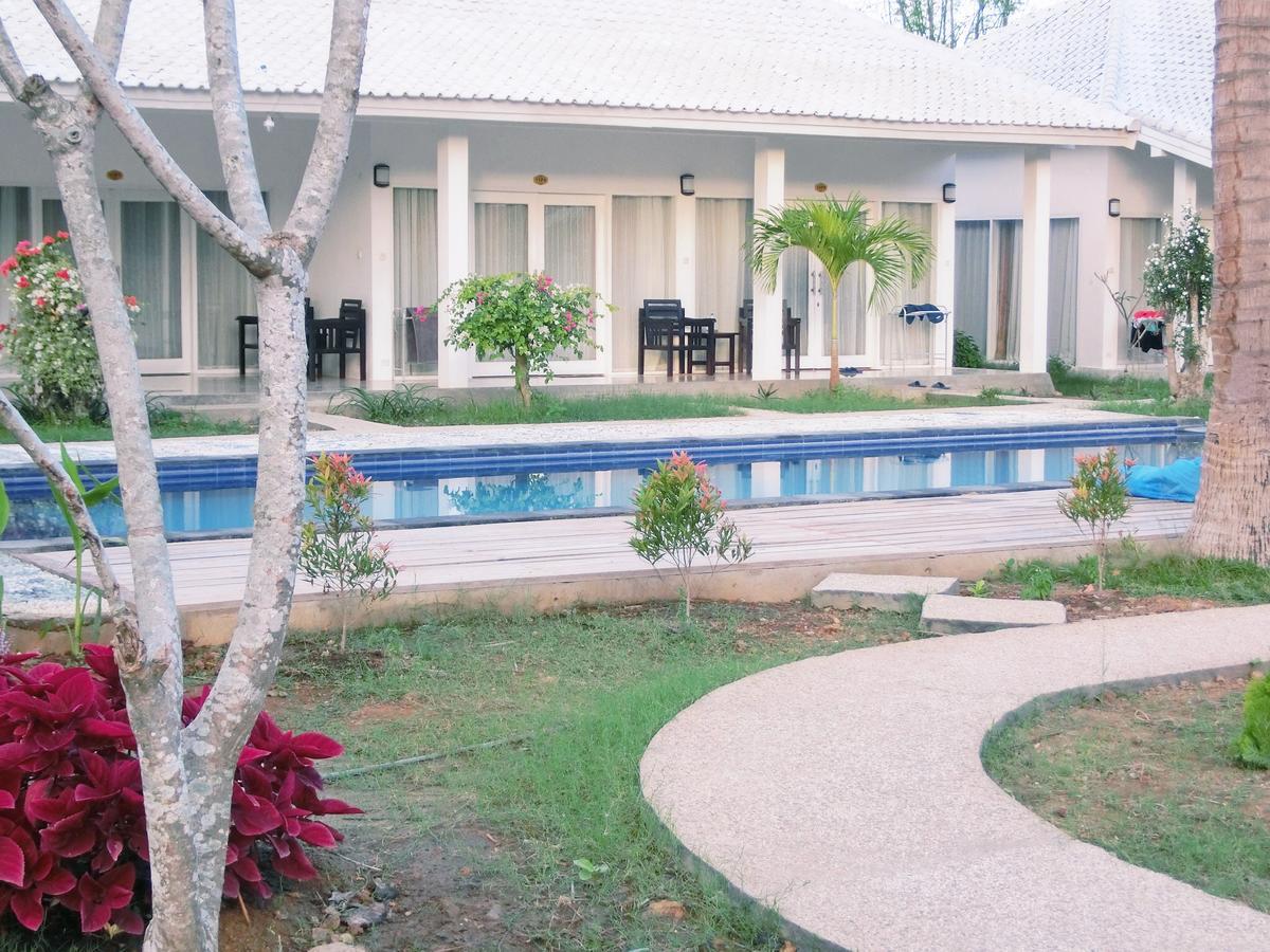 Lombok Holiday Hotel Kuta  Exterior photo