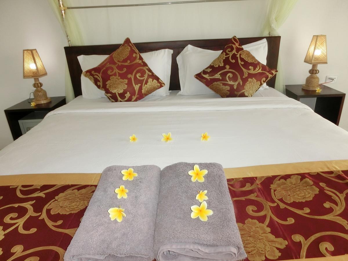 Lombok Holiday Hotel Kuta  Exterior photo